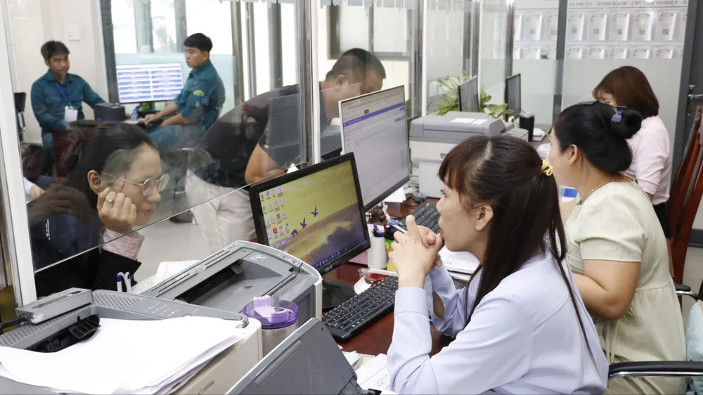 Công chức Trung tâm Phục vụ hành chính công xã Bà Điểm, TPHCM hướng dẫn người dân giải quyết hồ sơ thủ tục hành chính