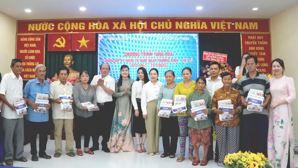 Báo Sài Gòn Giải Phóng tặng quà tri ân gia đình có công với cách mạng tại xã Hưng Long ngày 28-7-2025. Ảnh: VIỆT NGA
