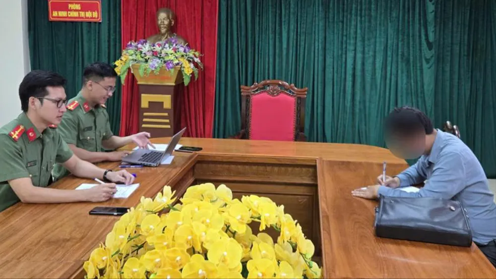 Cơ quan chức năng làm việc với ông Đ.T.P., người đại diện theo pháp luật của Công ty TNHH tổ chức sự kiện A.P.Đ. Ảnh: CÔNG AN HÀ TĨNH