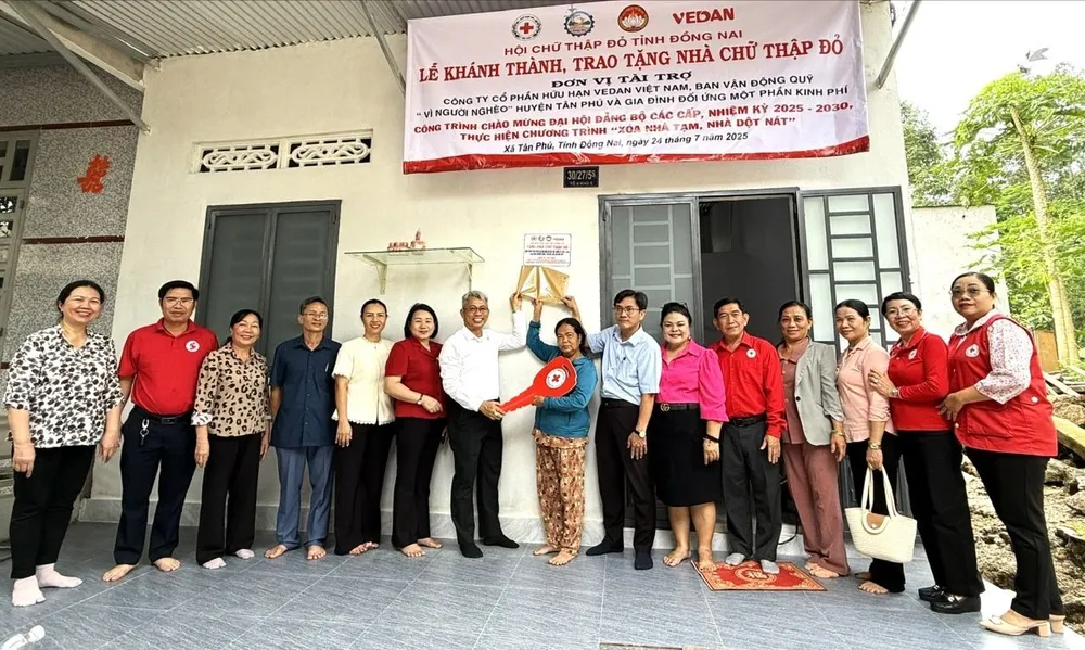 Đại diện Vedan Việt Nam cùng đại diện địa phương trao nhà cho gia đình ông Trần Văn Phúc.jpg