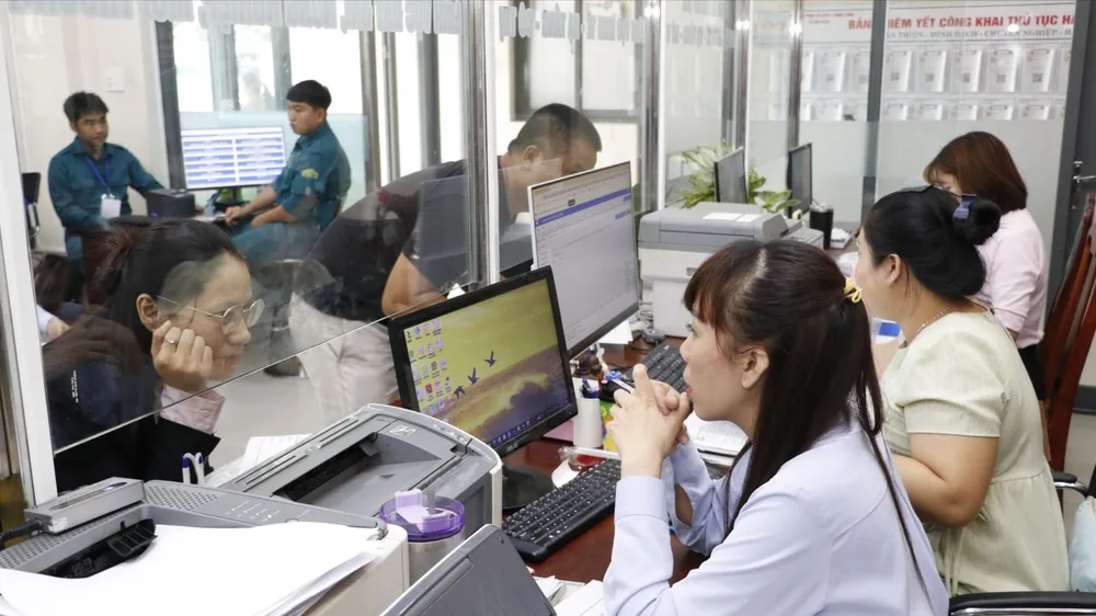 Công chức Trung tâm Phục vụ hành chính công xã Bà Điểm, TPHCM hướng dẫn người dân giải quyết hồ sơ thủ tục hành chính