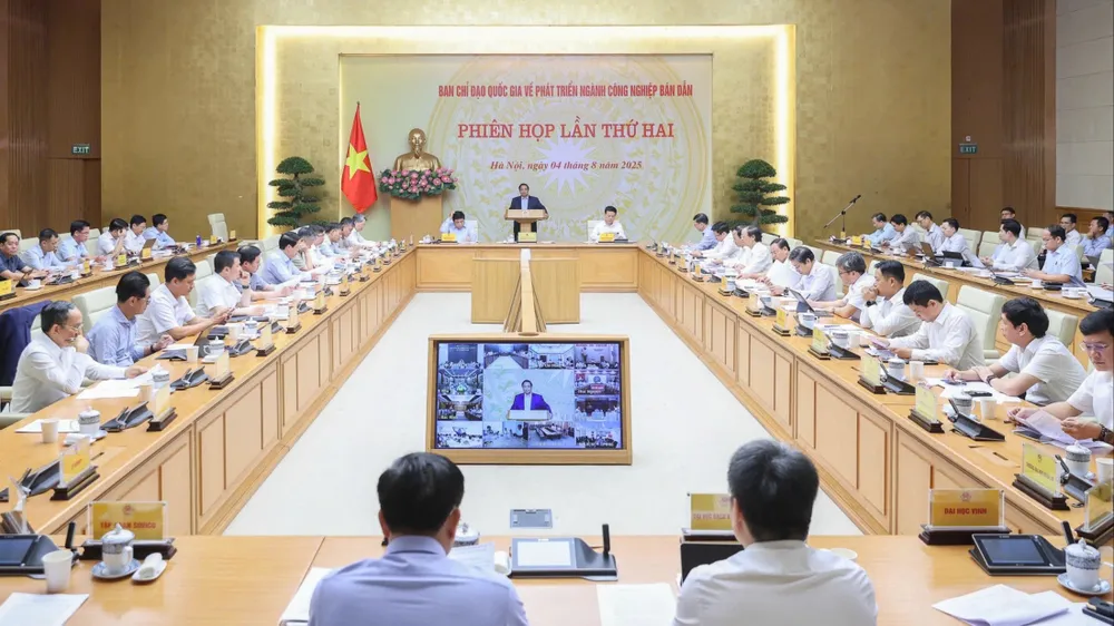 Thủ tướng Phạm Minh Chính chủ trì họp Ban Chỉ đạo quốc gia về phát triển ngành công nghiệp bán dẫn. Ảnh: VIẾT CHUNG