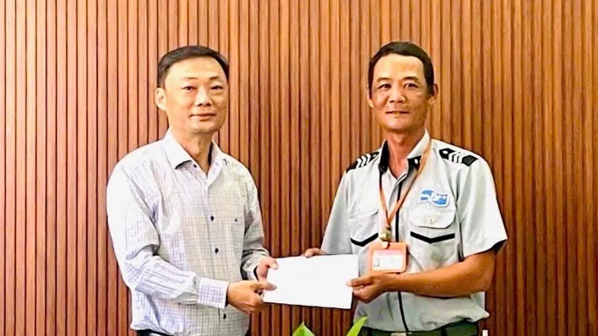 Ông Nguyễn Đức Vũ, Trưởng ban Ban quản lý bán đảo Sơn Trà và các bãi biển du lịch Đà Nẵng khen thưởng đột xuất cho anh Phan Thanh Trinh, Tổ trưởng Tổ công tác số 2