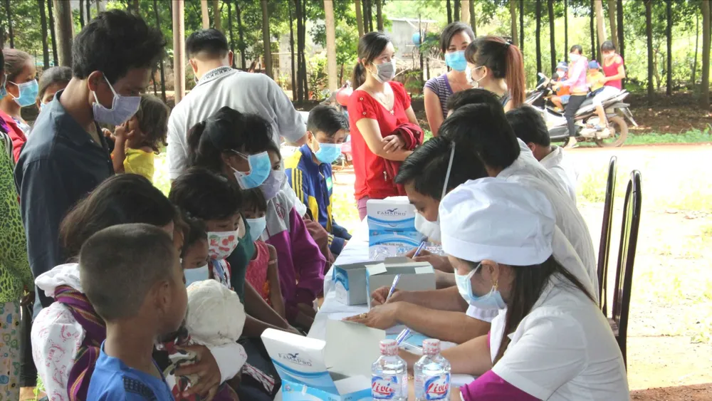 Khám chữa bệnh ở vùng biên giới.jpg