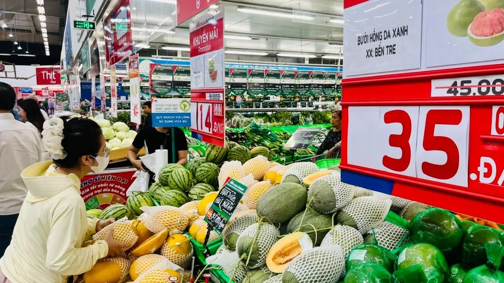 Người tiêu dùng chọn mua trái cây tại siêu thị MM Mega Market Hiệp Phú ngày 6-8