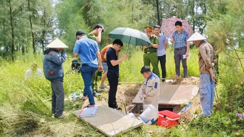 Lực lượng chức năng phát hiện đường ống xả thải của Công ty CP Thủy sản T.T. và HTX T.M.T. Ảnh: CA HÀ TĨNH