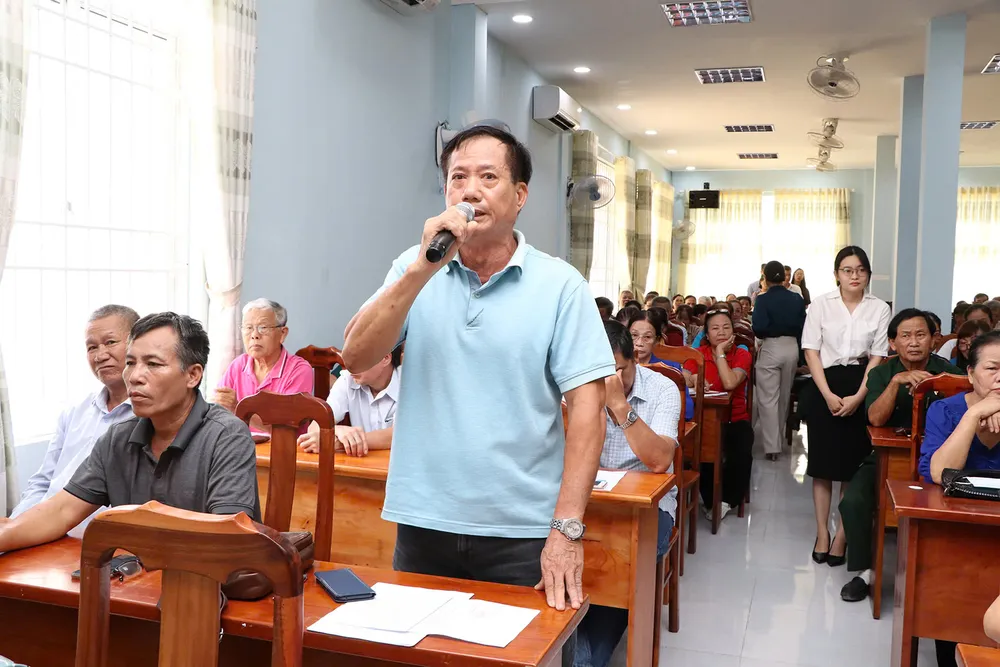 Cử tri nêu kiến nghị tại buổi tiếp xúc cử tri. Ảnh: MINH THANH