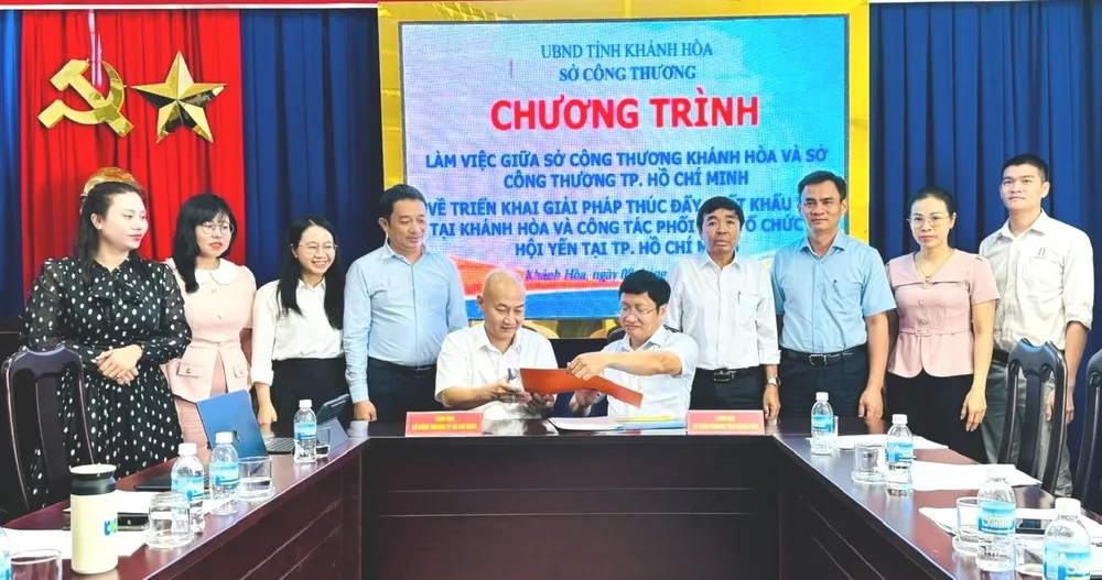 Lãnh đạo Sở Công thương TPHCM và Sở Công thương Khánh Hòa ký kết biên bản ghi nhớ hợp tác ngày 8-8