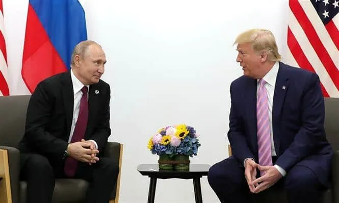 Tổng thống Mỹ Donald Trump (phải) trong cuộc gặp Tổng thống Nga Vladimir Putin bên lề Hội nghị thượng đỉnh Nhóm các nền kinh tế phát triển và mới nổi hàng đầu thế giới (G20) tại Osaka, Nhật Bản năm 2019. Ảnh: KYODO