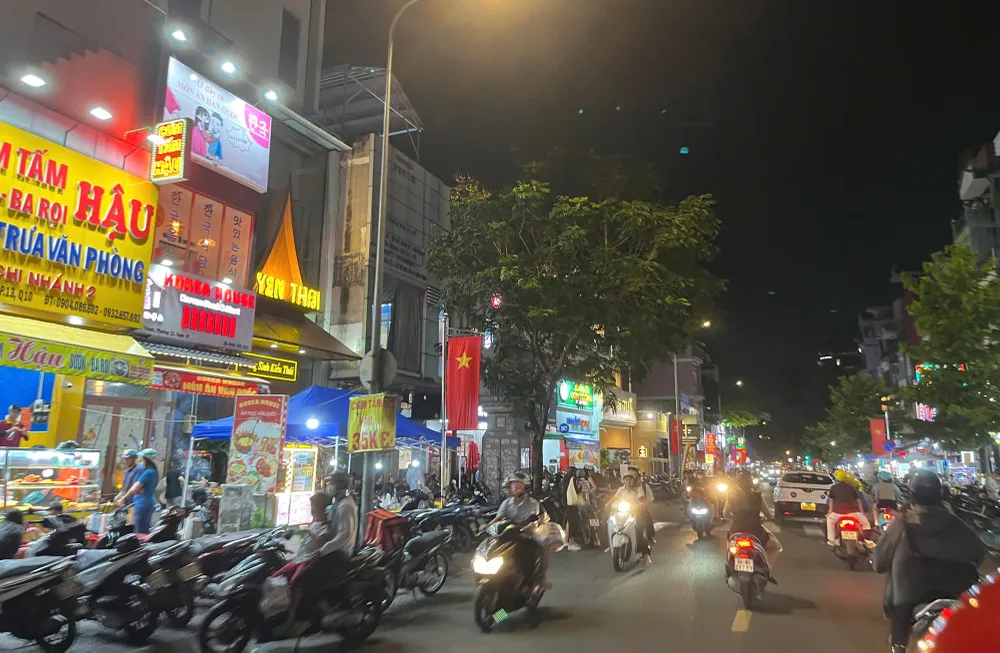 Xe đậu tràn xuống lòng đường Tô Hiến Thành, phường Hòa Hưng, TPHCM. Ảnh: CẨM TUYẾT