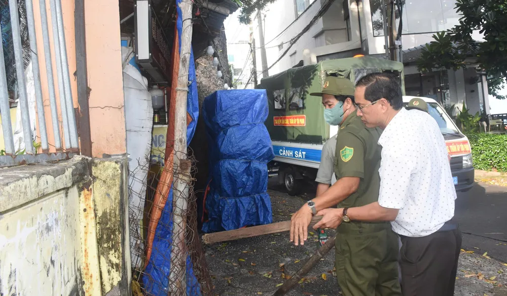 Bí thư Đảng ủy phường Vũng Tàu (TPHCM) Nguyễn Tấn Bản trực tiếp chỉ đạo lực lượng chức năng thực thi nhiệm vụ lập lại trật tự đô thị. Ảnh: QUANG VŨ