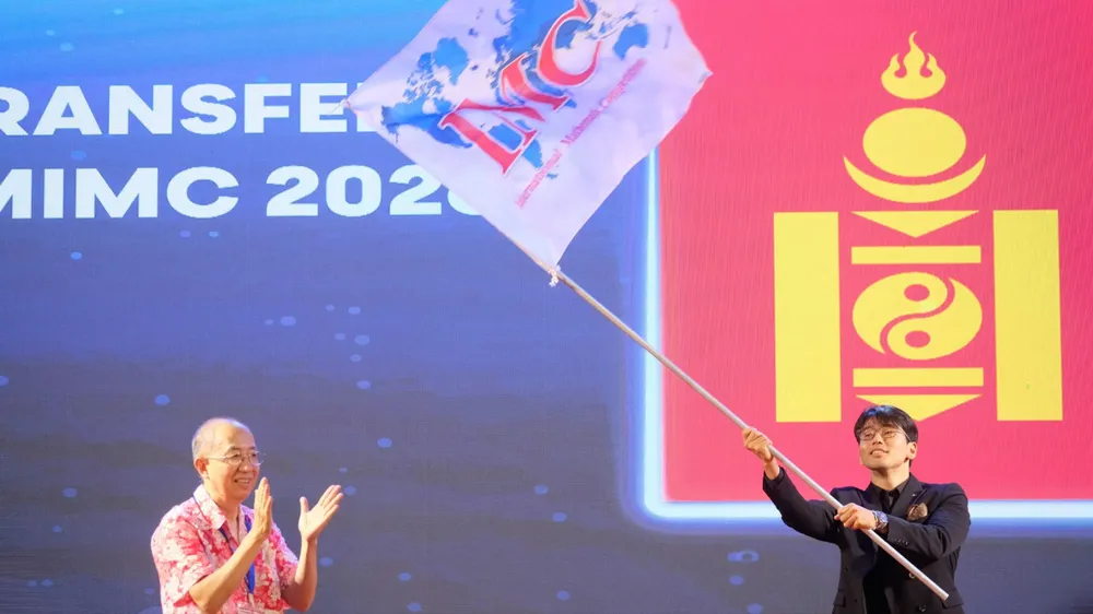 Ban tổ chức trao cờ đăng cai IMC 2026 cho đoàn Mông Cổ. Ảnh: XUÂN QUỲNH