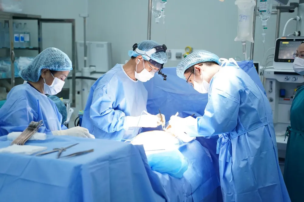 Trước ca mổ sinh tử, cuộc hội chẩn toàn viện diễn ra nhằm đảm bảo an toàn tối đa cho người bệnh. Ảnh: BVCC