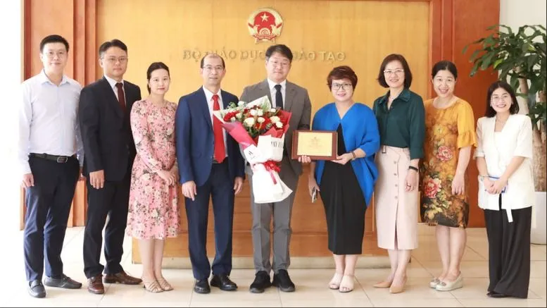 Lãnh đạo Cục Hợp tác quốc tế cùng ông Kil Ho Jin (giữa) - Giám đốc Trung tâm Ngôn ngữ tiếng Hàn tại TPHCM