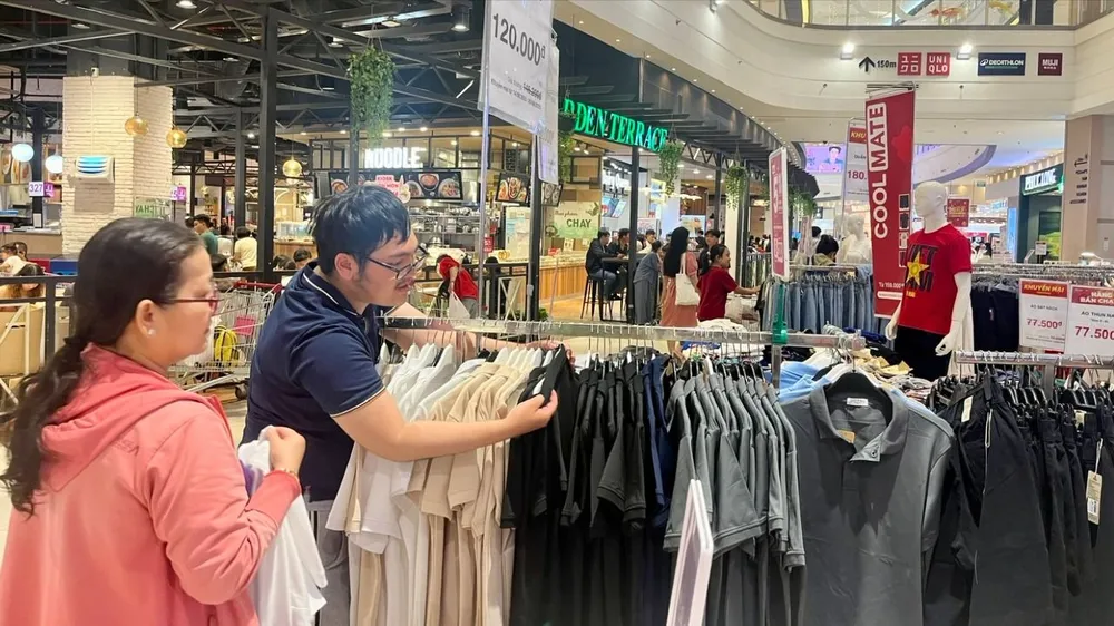 Người tiêu dùng mua sắm tại AEON Mall Tân Phú Celadon, TPHCM, chiều 20-8