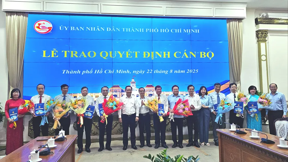 Trao quyết định cho lãnh đạo Ban Quản lý các Khu chế xuất và Công nghiệp TPHCM