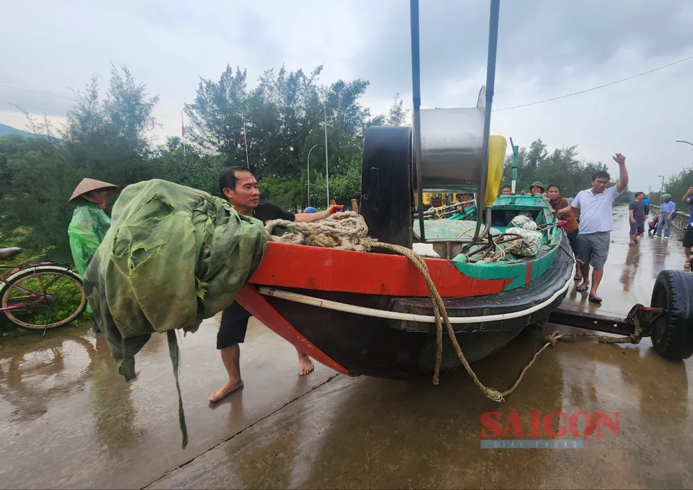 Chiều 24-8, người dân ở xã Cổ Đạm, tỉnh Hà Tĩnh nỗ lực kéo tàu lên các tuyến đường thôn để tránh bão số 5