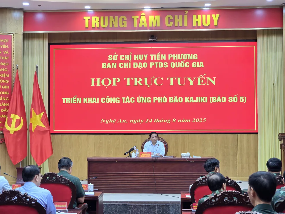 Thủ tướng Chính phủ Phạm Minh Chính tại Sở Chỉ huy tiền phương của Chính phủ đặt tại Bộ Tư lệnh Quân khu 4 (tỉnh Nghệ An), trực tiếp chỉ huy công tác ứng phó với bão số 5