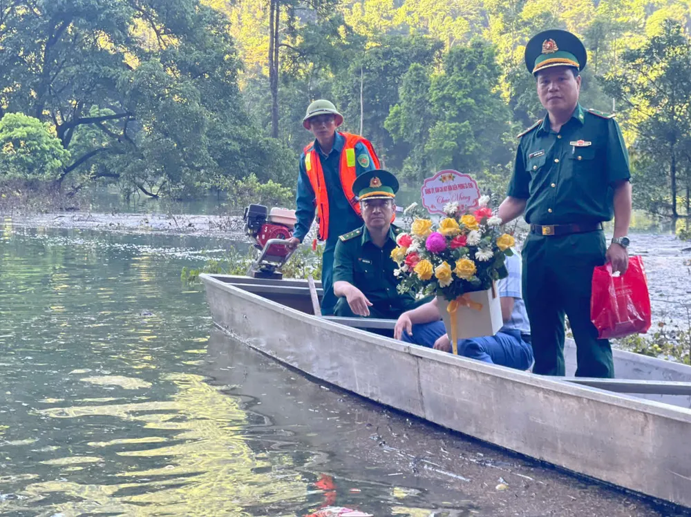 Bộ đội biên phòng đồn Cà Xèng vượt lũ vào chúc mừng thầy cô giáo và học sinh 3 bản Ón, Mò O ồ ồ, Yên Hợp