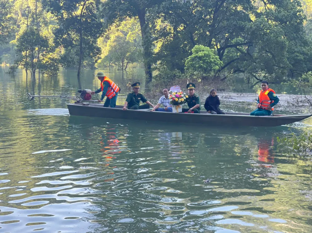 Bộ đội biên phòng Cà Xèng với giỏ hoa tươi vào chúc mừng đồng bào Rục năm học mới