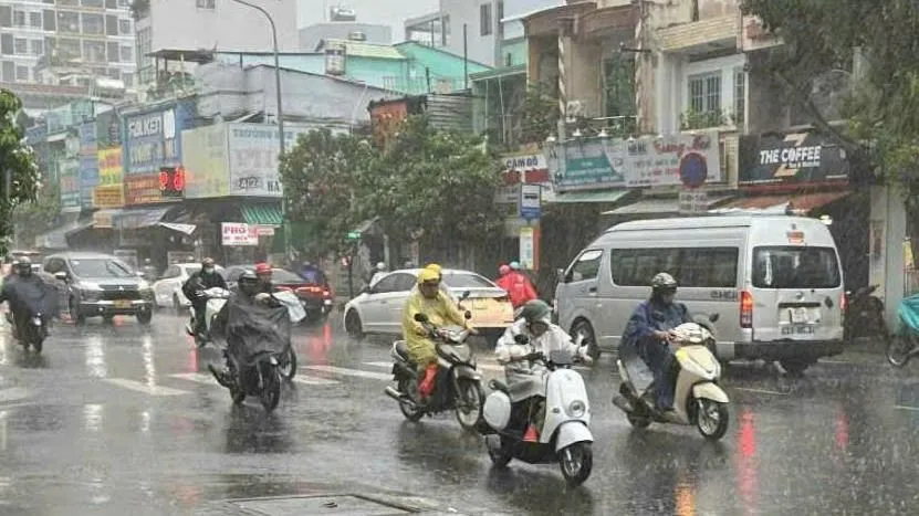 Người dân đang lưu thông trên đường ở phường Phú Thọ Hòa, TPHCM. Ảnh: TH