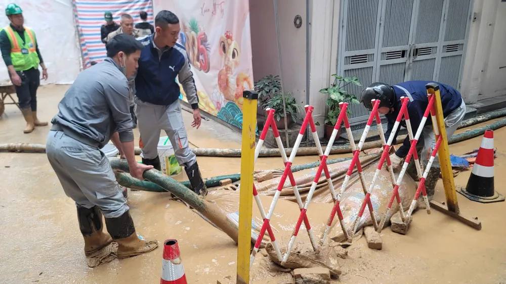 Bùn đất lại phun trào vào khu dân cư do thi công metro Nhổn - Ga Hà Nội