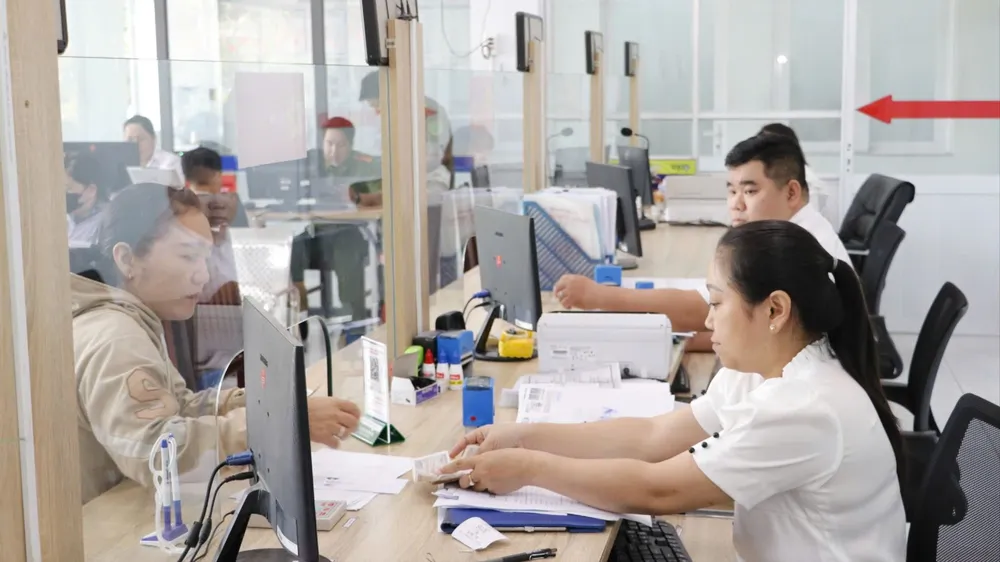 Công chức Trung tâm Phục vụ hành chính công phường An Phú Đông tiếp nhận, giải quyết thủ tục hành chính cho người dân
