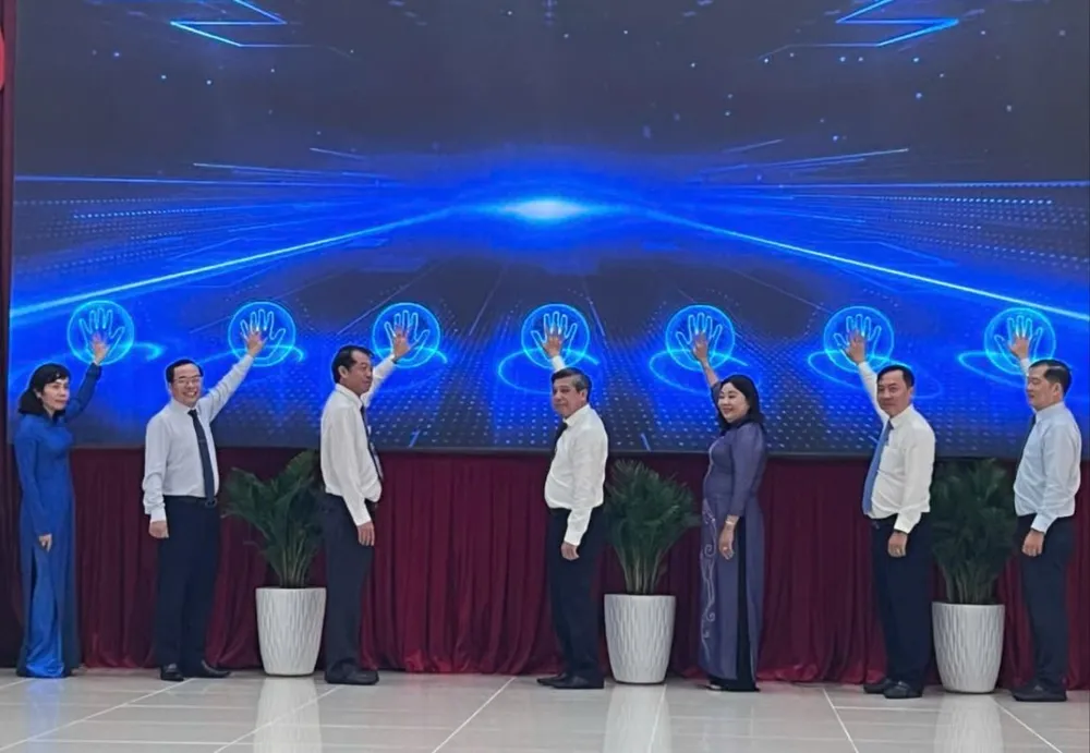 Các đại biểu bấm nút ra mắt Cổng thông tin điện tử