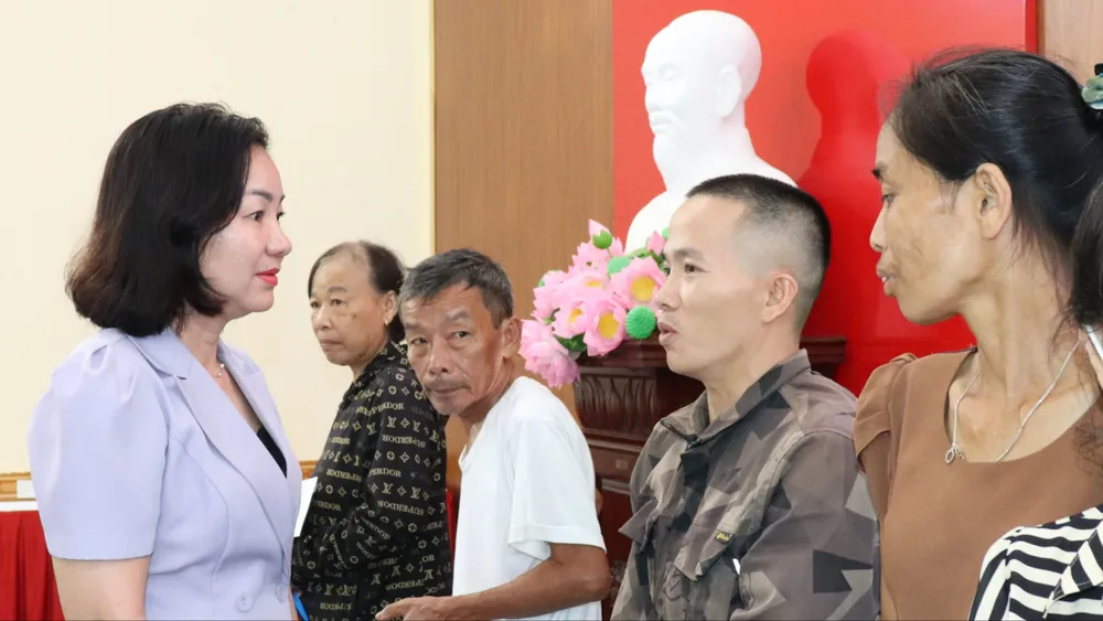 Phó Chủ tịch Thường trực Ủy ban MTTQ Việt Nam TPHCM Trương Thị Bích Hạnh tặng quà, thăm hỏi người dân tại phường Vinh Lộc