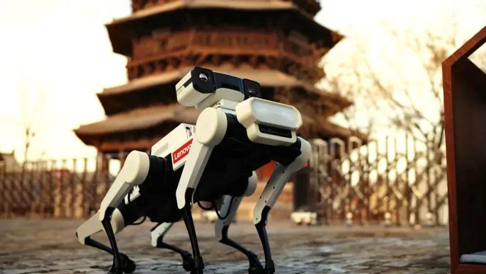 Robot 6 chân đang “làm việc” ở chùa Ứng Hiền. Ảnh: LENOVO