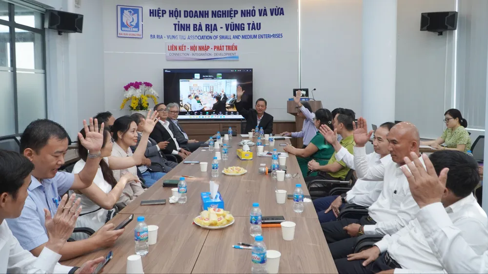 Các Ủy viên Ban Chấp hành Hiệp hội Doanh nghiệp nhỏ và vừa TPHCM biểu quyết thông qua công tác nhân sự