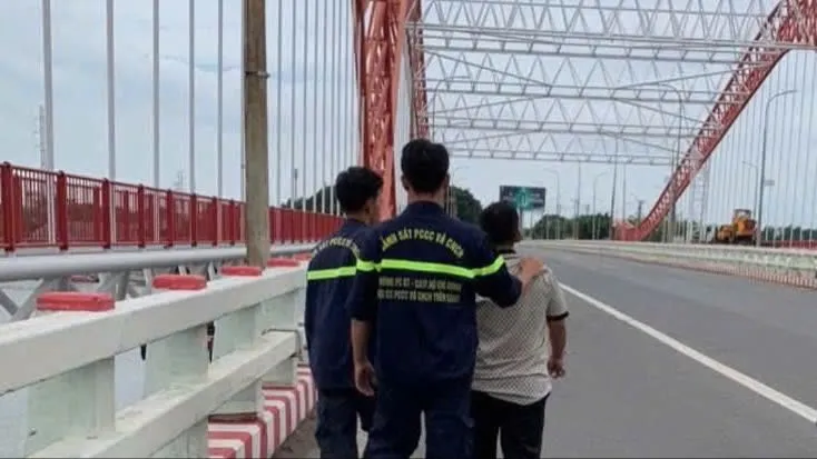 Lực lượng Cảnh sát PCCC và CNCH động viên thuyết phục nam thanh niên từ bỏ ý định nhảy cầu tự tử