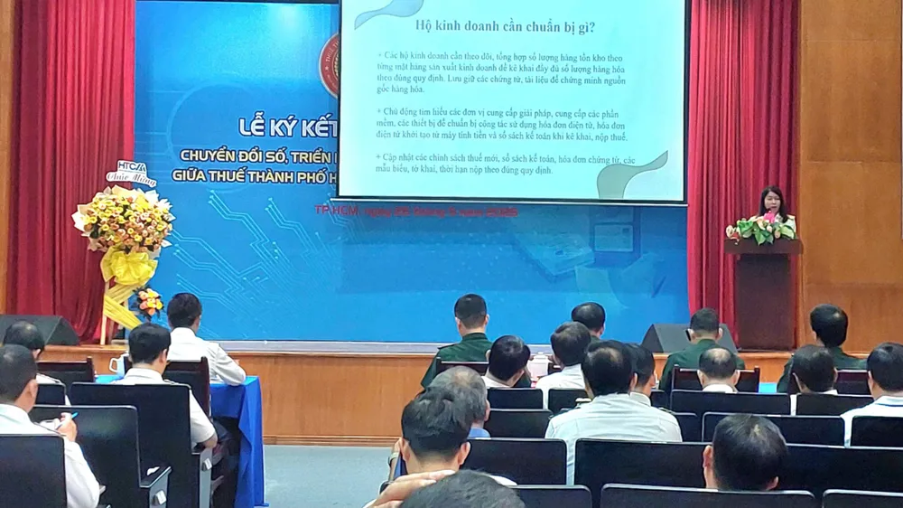 Bà Mai Thị Nghĩa Lê trình bày các nội dung về quản lý thuế Hộ kinh doanh năm 2025 tại hội nghị. Ảnh: M.HOA