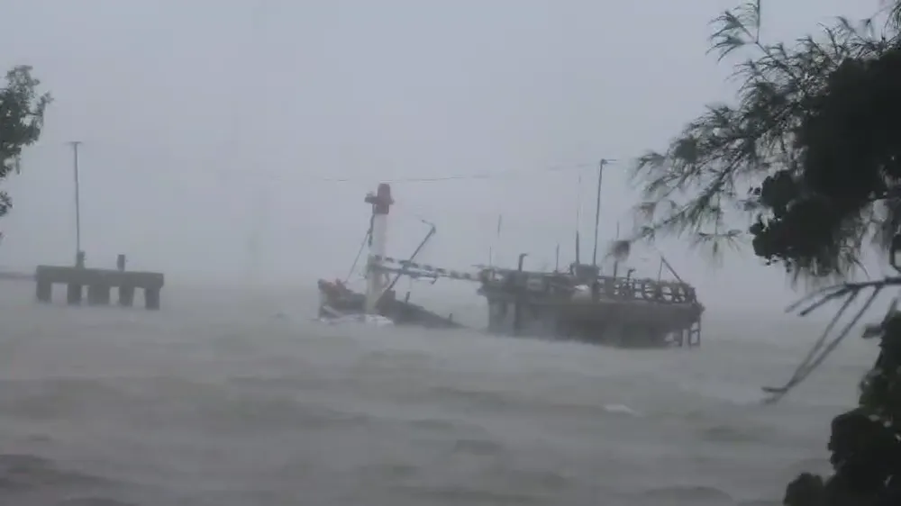 Bão số 10 đổ bộ đất liền Nghệ An - Hà Tĩnh, mưa lớn như trút nhiều nơi