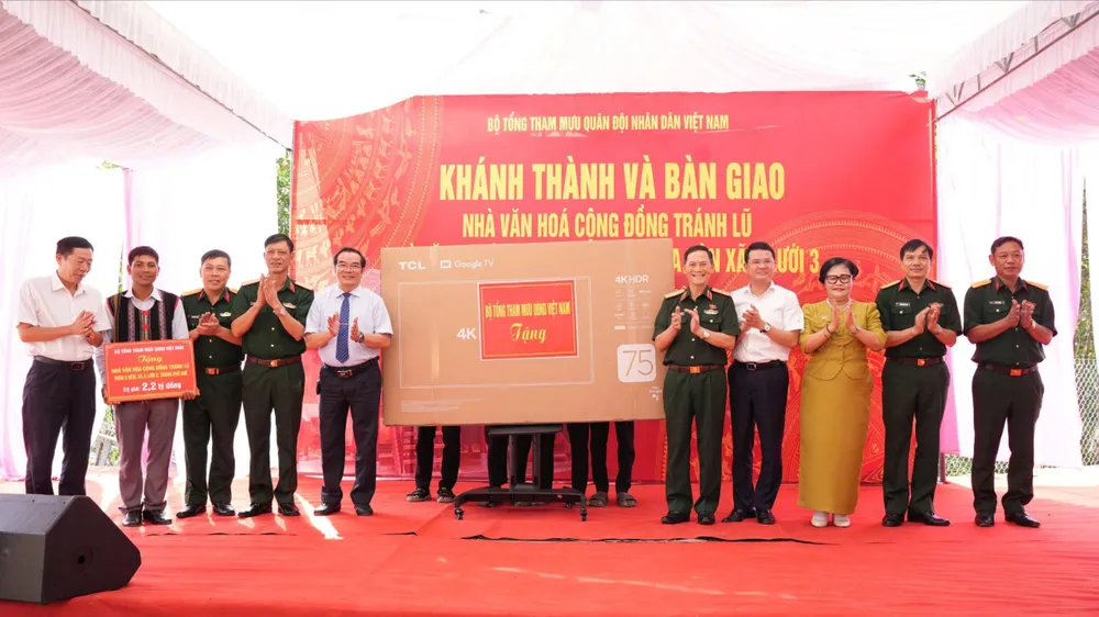 Tặng quà lễ khánh thành Nhà văn hoá cộng đồng kết hợp tránh lũ ở Huế