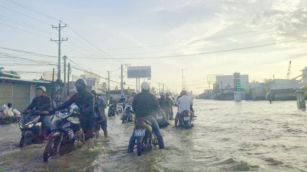 Triều cường dâng cao khiến Quốc lộ 1A - đoạn qua bến xe Bình Minh ngập nặng. Ảnh: TÍN HUY