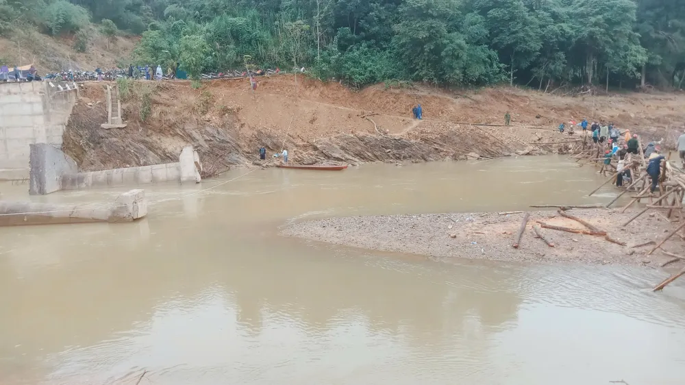 Đây là cây cầu tạm thay thế cầu Trung Thắng bị mưa lũ cuốn trôi khiến đường huyết mạch vào 3 bản thuộc xã Yên Hòa bị chia cắt.jpg