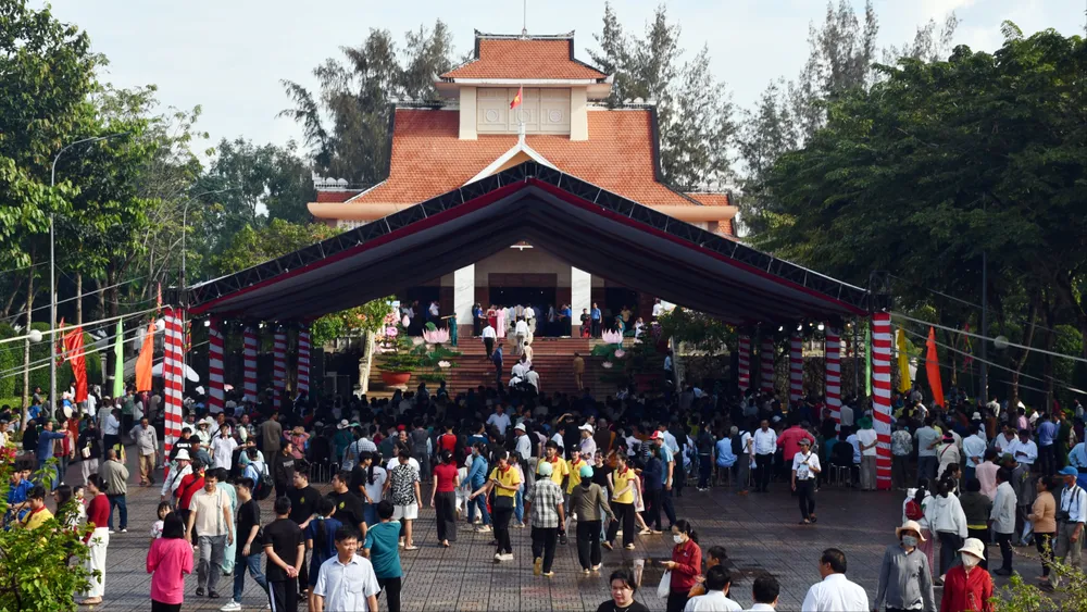 Đông đảo người dân, du khách thập phương về Tây Ninh dâng hương, tưởng nhớ anh hùng dân tộc Nguyễn Trung Trực