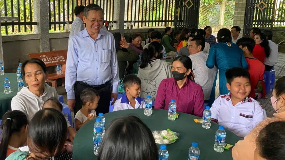 Chủ tịch UBND TP Cần Thơ Trương Cảnh Tuyên thăm hỏi và động viên các gia đình tại Ngày hội
