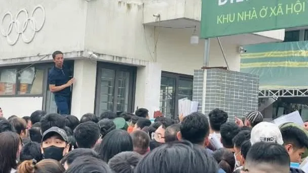 Hình ảnh người dân chen lấn nộp hồ sơ mua nhà ở xã hội tại tại dự án Kim Chung (TP Hà Nội)