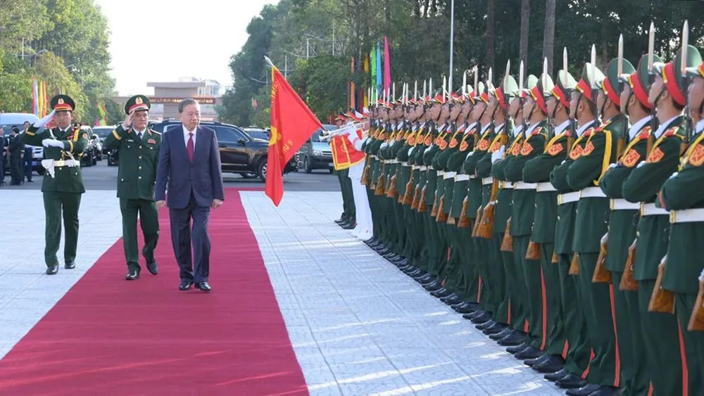 Tổng Bí thư Tô Lâm duyệt đội danh dự Quân khu 9