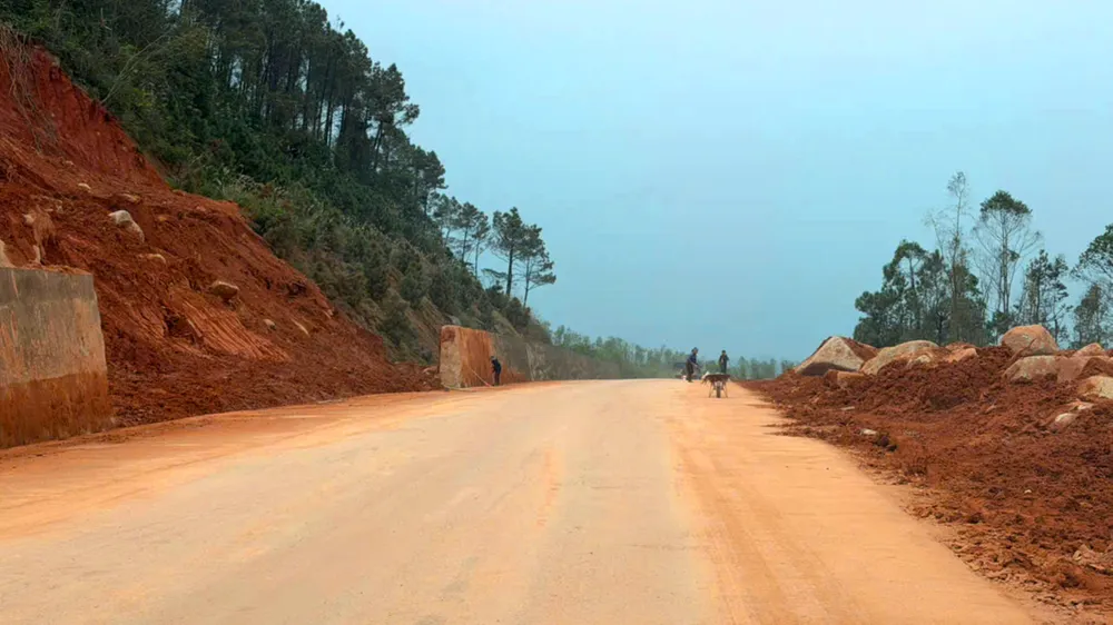 Sau nỗ lực khắc phục sạt lở, tuyến đường ven biển Hà Tĩnh đã được thông suốt 