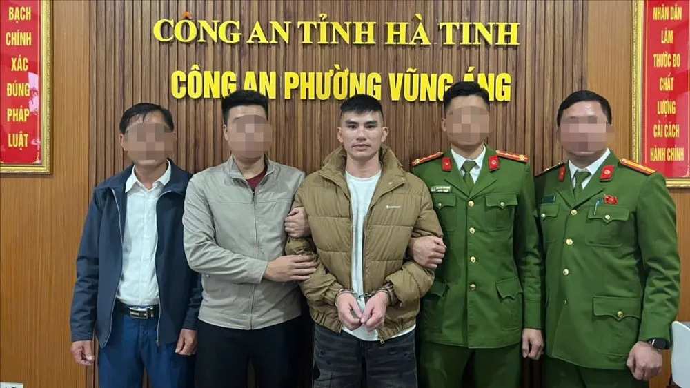 Lực lượng công an bắt giữ đối tượng Lý Văn Vũ