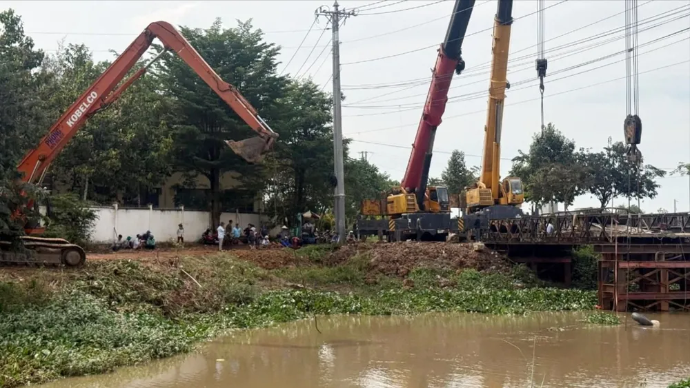 Cơ quan chức năng huy động nhiều lực lượng để khắc phục sớm sự cố sập cầu Ông Mười Tâm