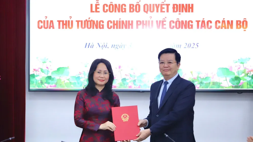 Phó Thủ tướng Chính phủ Mai Văn Chính trao Quyết định của Thủ tướng Chính phủ bổ nhiệm đồng chí Lâm Thị Phương Thanh giữ chức Thứ trưởng Thường trực Bộ VH-TT-DL