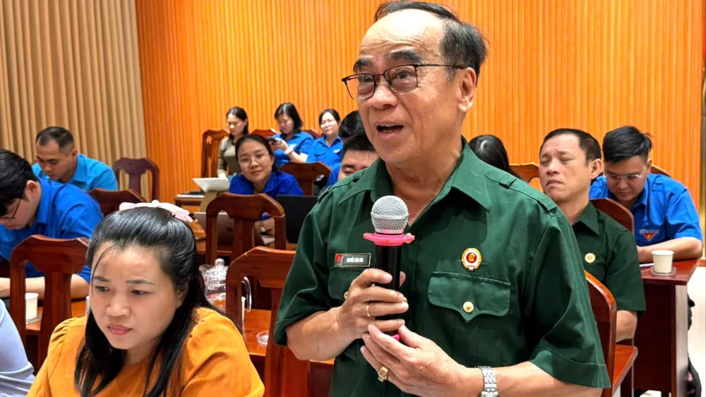 Cử tri nêu ý kiến tại hội nghị