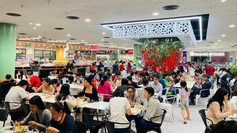 Khu vực ăn uống đông nghẹt khách.jpg