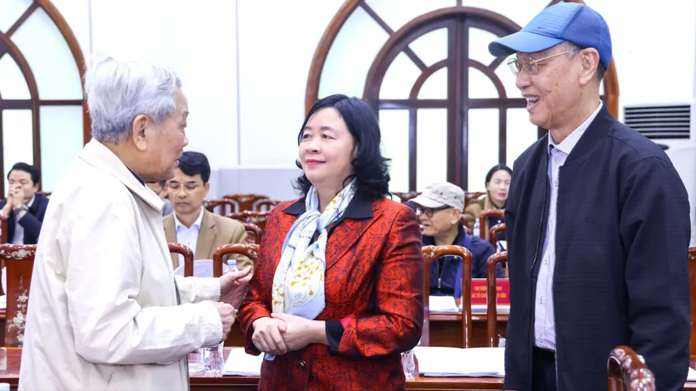 Đồng chí Bùi Thị Minh Hoài, Chủ tịch Ủy ban Trung ương MTTQ Việt Nam trao đổi với các đại biểu