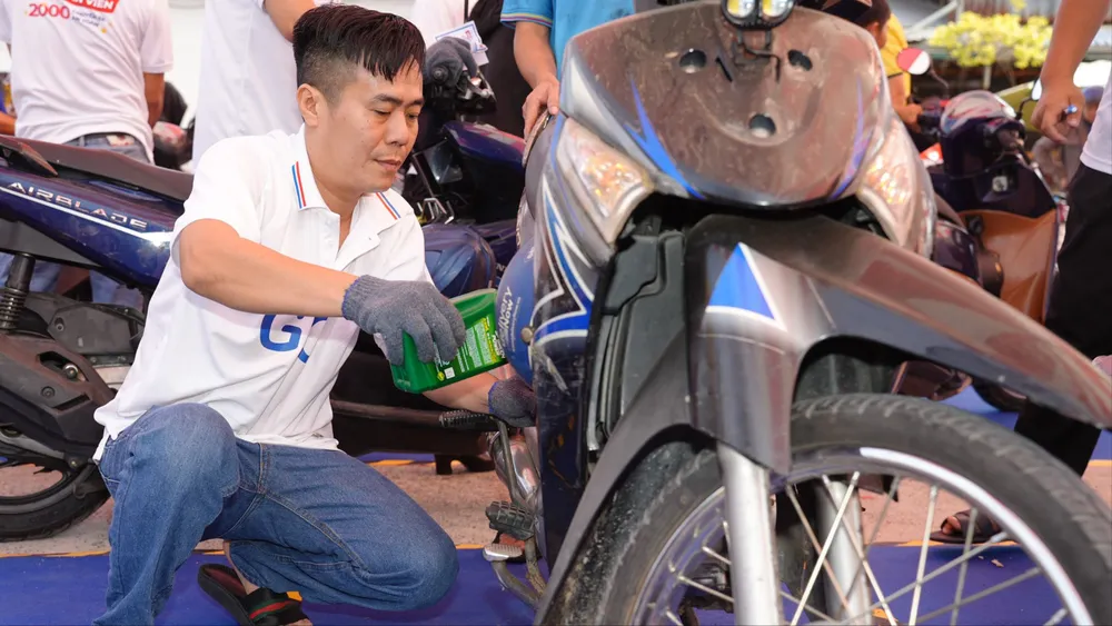 Kiểm tra, thay nhớt xe miễn phí cho công nhân tại chương trình