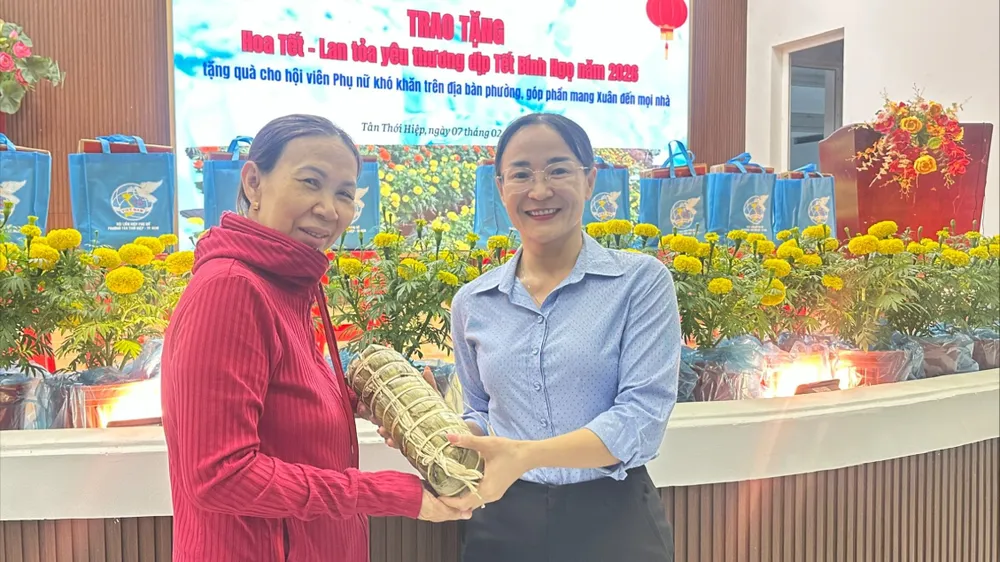 Bà Nguyễn Thị Anh Thi, Phó Chủ tịch UBND phường Tân Thới Hiệp trao quà tết